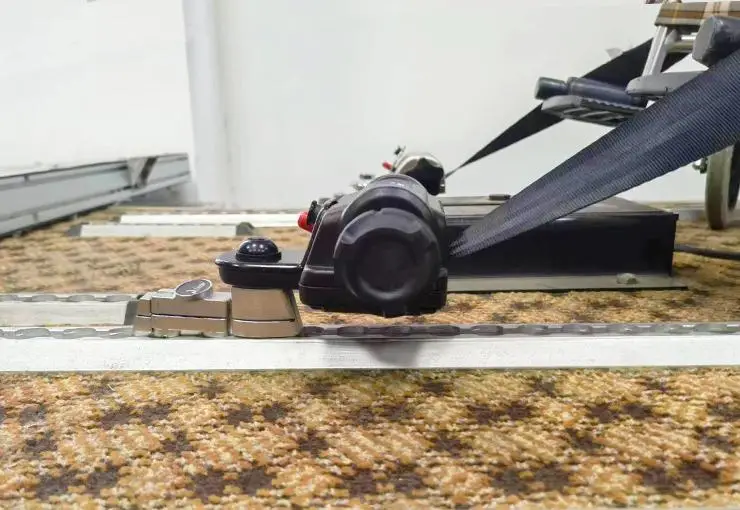 固定式升降平台剪叉式升降机_无障碍出行解决方案_残疾车轮椅升降平台